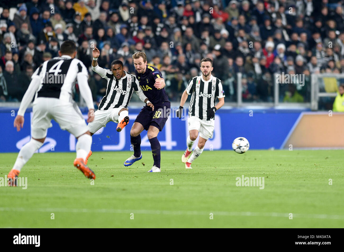 Turin, Italie. Feb 13, 2018. Douglas Costa Juventus FC),Harry Kane (Tottenham Hotspur F.C.), la Ligue des Champions match de football entre la Juventus et Tottenham Hotspur F.C de Allianz Stadium , le 13 février 2018 à Turin, Italie. Crédit : Antonio Polia/Alamy Live News Banque D'Images Turin, Italie. Feb 13, 2018. Douglas Costa Juventus FC),Harry Kane (Tottenham Hotspur F.C.), la Ligue des Champions match de football entre la Juventus et Tottenham Hotspur F.C de Allianz Stadium , le 13 février 2018 à Turin, Italie. Crédit : Antonio Polia/Alamy Live News Banque D'Images