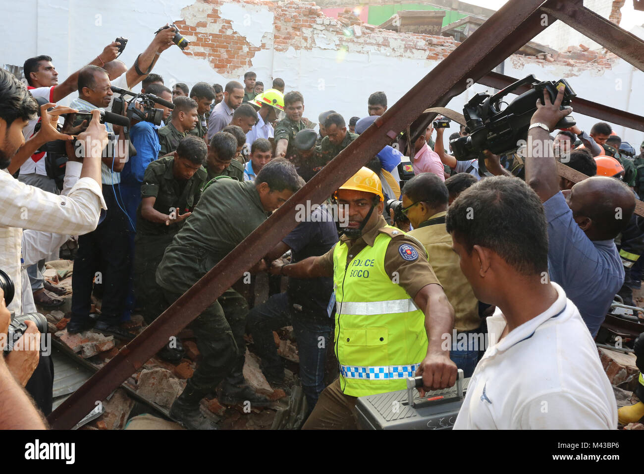 Colombo, Sri Lanka. 14 Février, 2018. Le personnel de l'armée sri-lankaise, pompiers et secouristes chercher des survivants après un bâtiment s'est effondrée pendant à Colombo le 14 février 2018 Credit : Lahiru Harshana/Alamy Live News Banque D'Images