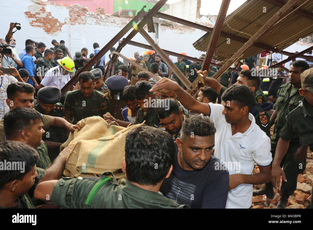 Colombo, Sri Lanka. 14 Février, 2018. Le personnel de l'armée sri-lankaise, pompiers et secouristes chercher des survivants après un bâtiment s'est effondrée pendant à Colombo le 14 février 2018 Credit : Lahiru Harshana/Alamy Live News Banque D'Images