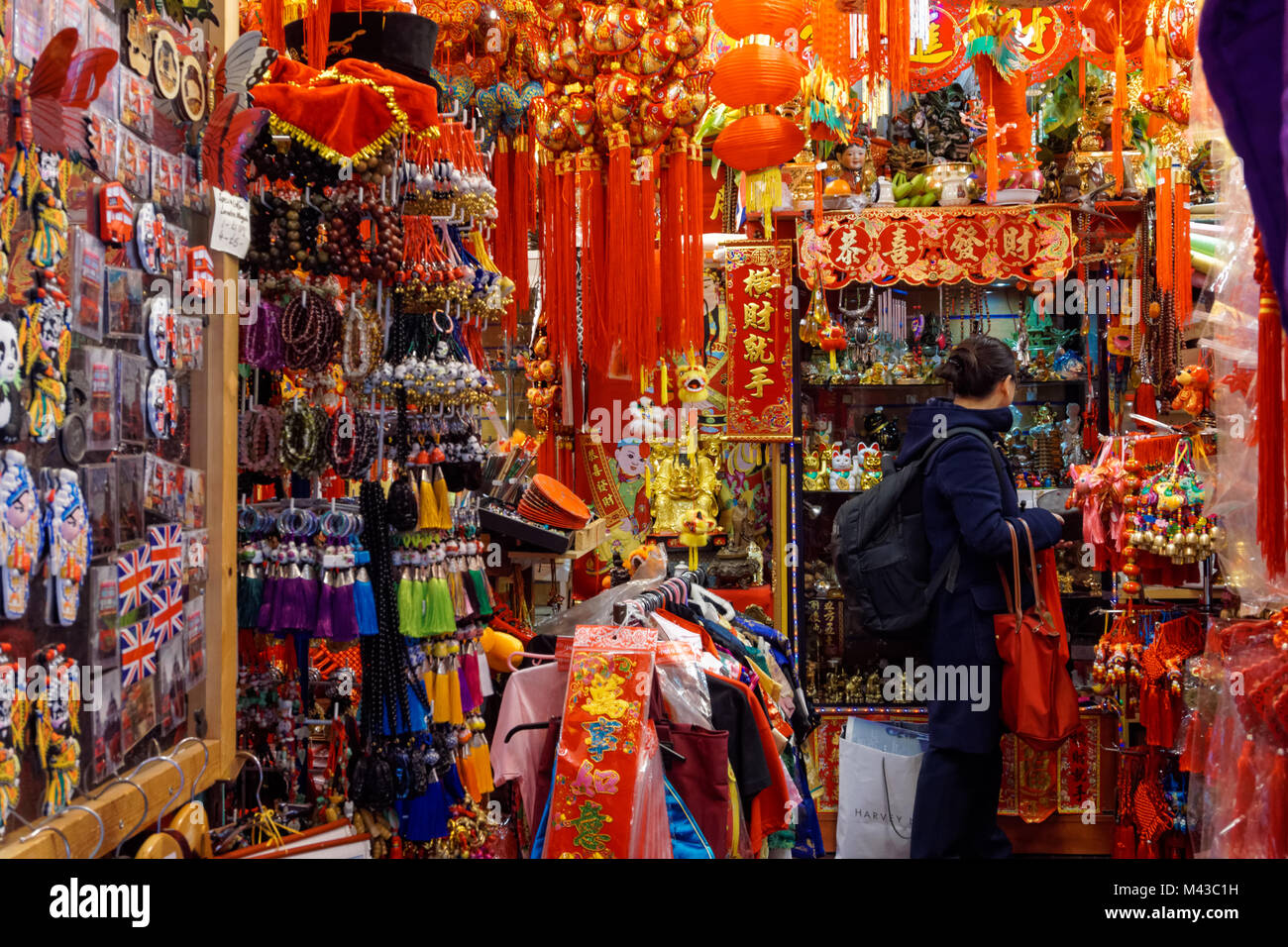 Boutique de souvenirs dans le quartier chinois, Londres, Angleterre, Royaume-Uni, UK Banque D'Images