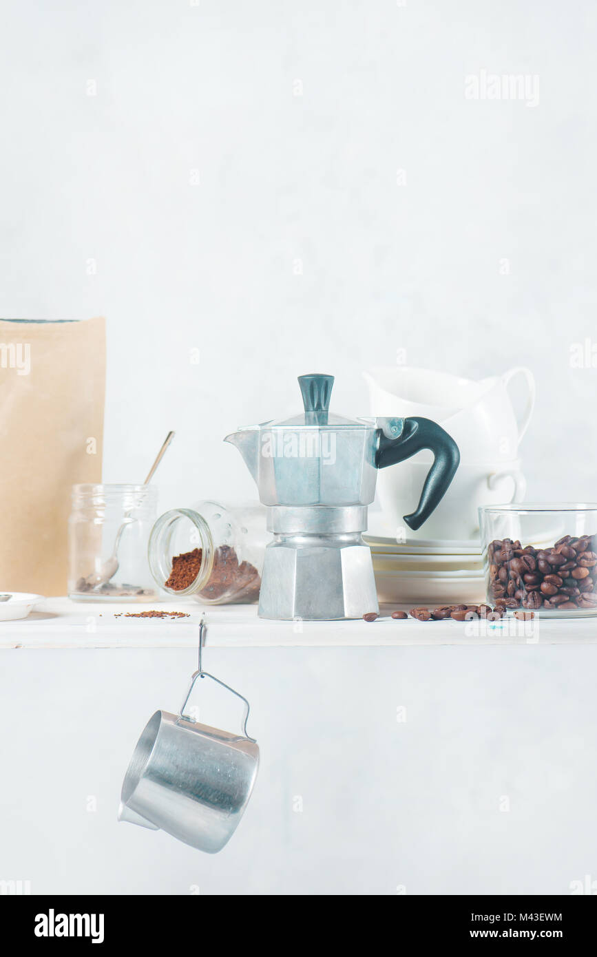 Geyser italienne cafetière sur une étagère avec des ingrédients préparation du café et la verrerie. Infuser le café dans autre façon concept. Touche haut verre photographe Banque D'Images