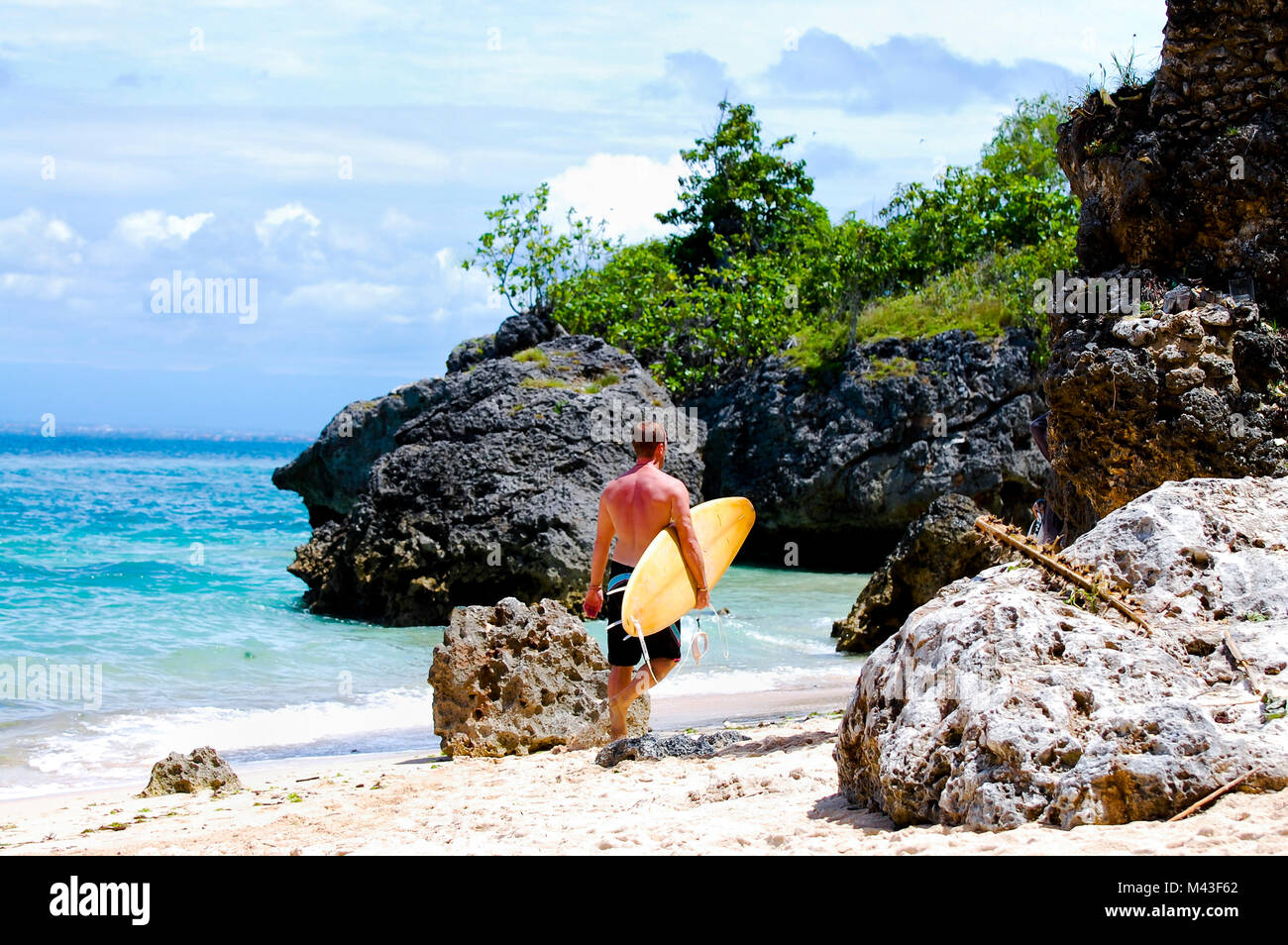 Surfer dans la plage de Padang Padang - Bali - Indonésie Banque D'Images