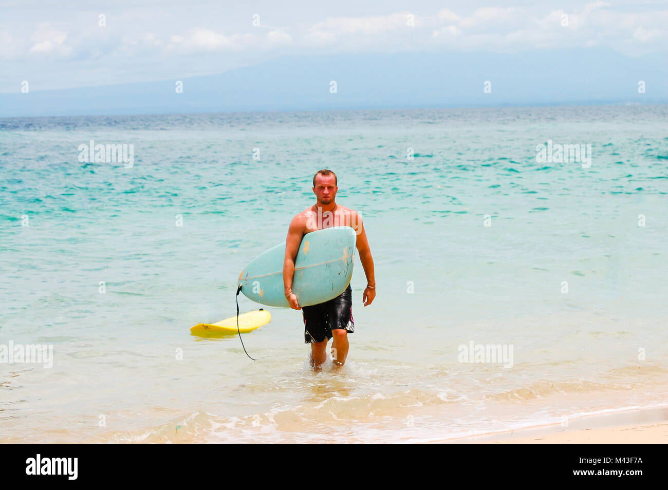 Surfer dans la plage de Padang Padang - Bali - Indonésie Banque D'Images