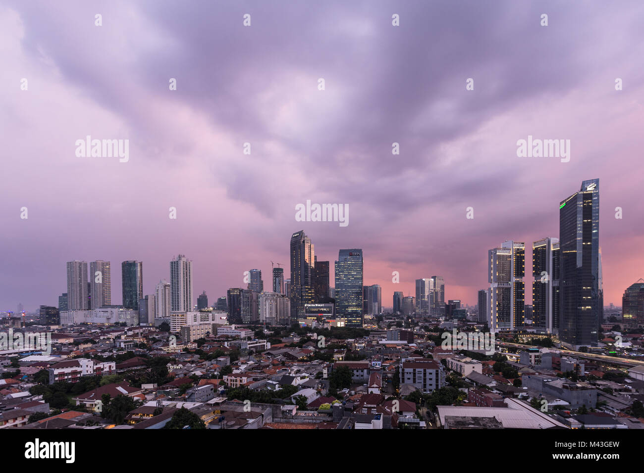 Jakarta, Indonésie - 27 octobre 2017 : Vue aérienne d'affaires de Jakarta disrict skyline avec un ciel dramatique au coucher du soleil dans la capitale de l'Indonésie. Banque D'Images