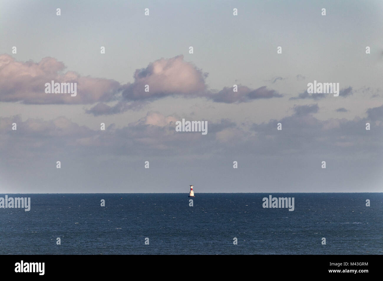 Un phare au loin dans la baie de Dublin. Pas de ligne à l'horizon ? Banque D'Images