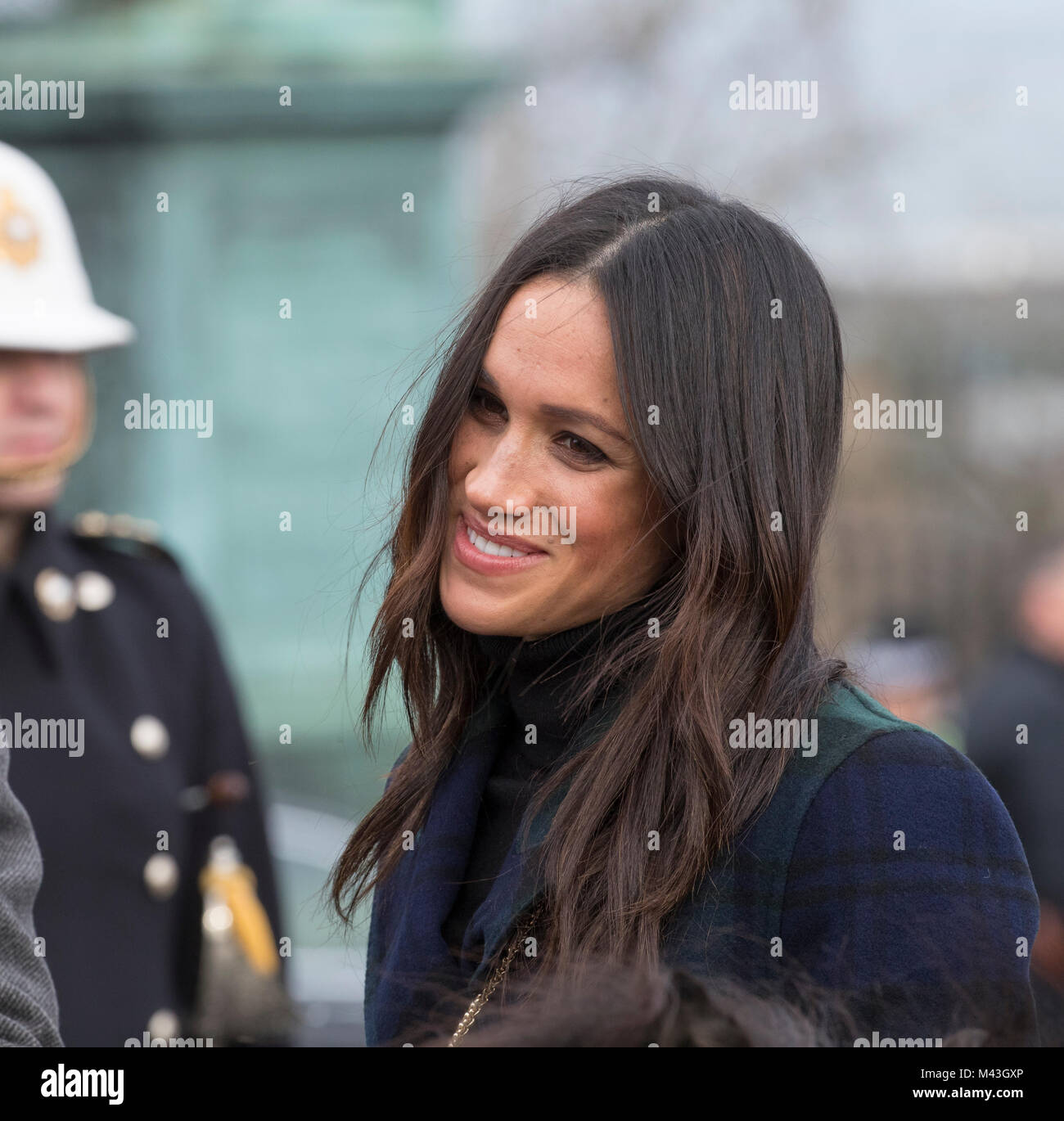 Le prince Harry's fiancee, actrice américaine Meghan Markle, salles de la foule à l'extérieur du Château d'Édimbourg Banque D'Images