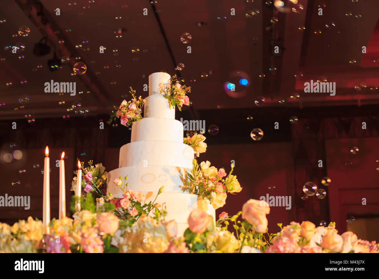 Chandelier Et Gateau De Mariage Sur La Table En Verre A L Etape De La Ceremonie Du Mariage Ceremonie De Mariage Et Decorations Outils Concept Photo Stock Alamy