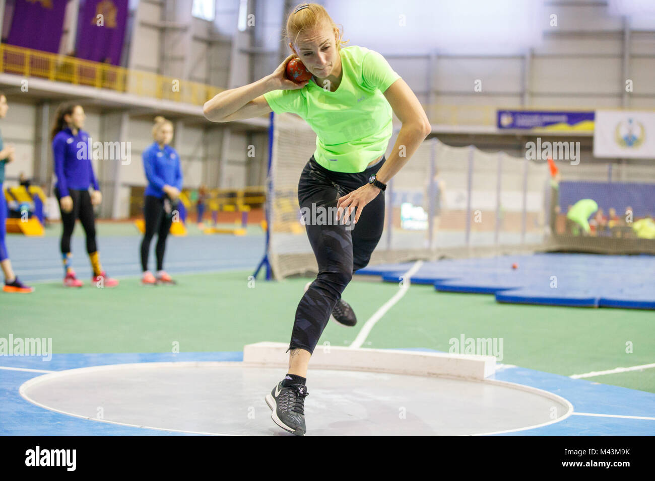 Kiev, UKRAINE - le 9 février 2018 : Hanna Nelepa effectuer lancer tentative dans la concurrence sur l'Ukrainien pentathlon indoor track and field championship Banque D'Images