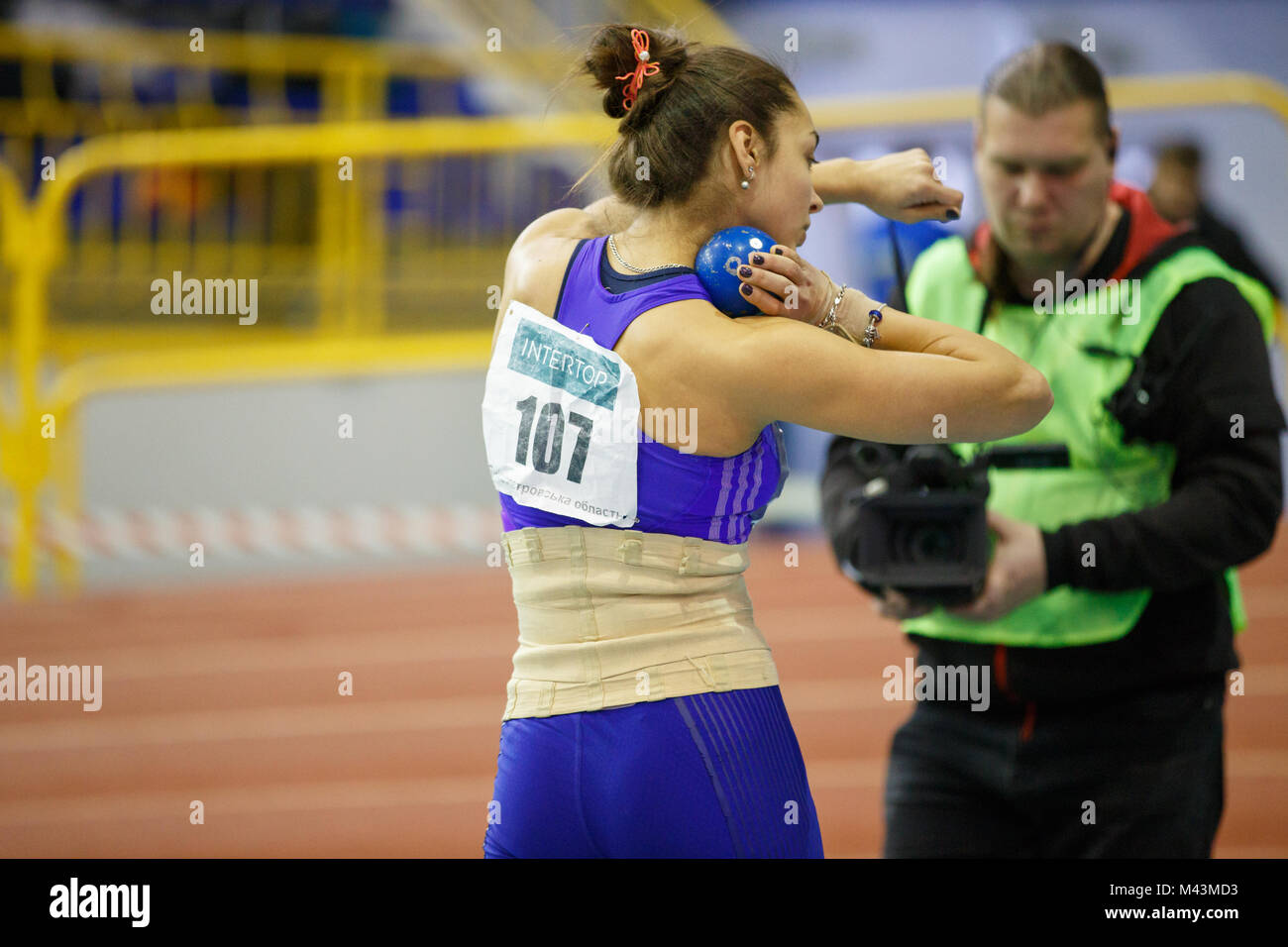 Kiev, UKRAINE - le 9 février 2018 : Rimma Hordiyenko - gagner la deuxième place l'exécution de poids Tentative dans la concurrence sur le pentathlon piste intérieure de l'Ukraine Banque D'Images
