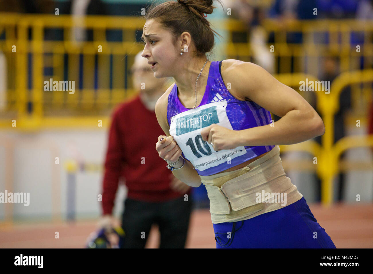 Kiev, UKRAINE - le 9 février 2018 : Rimma Hordiyenko - gagner la deuxième place l'exécution de poids Tentative dans la concurrence sur le pentathlon piste intérieure de l'Ukraine Banque D'Images