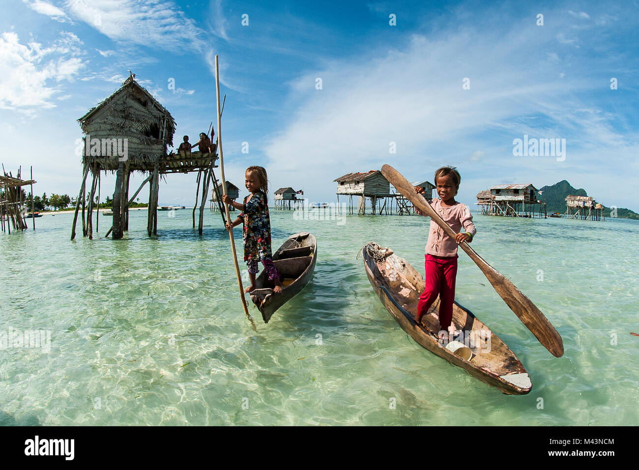 Images fascinantes de la tribu nomade Bornéo qui passent leur vie sur l'eau. Banque D'Images