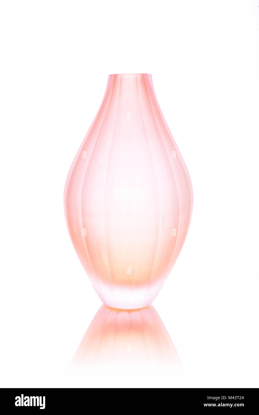 Vase en verre rose isolé sur fond blanc Banque D'Images