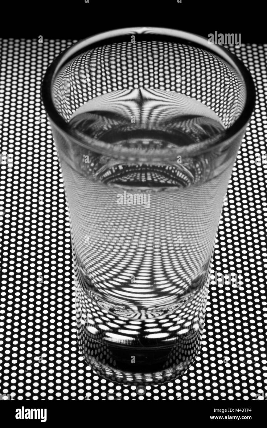 Verre d'alcool sur un fond de points Banque D'Images