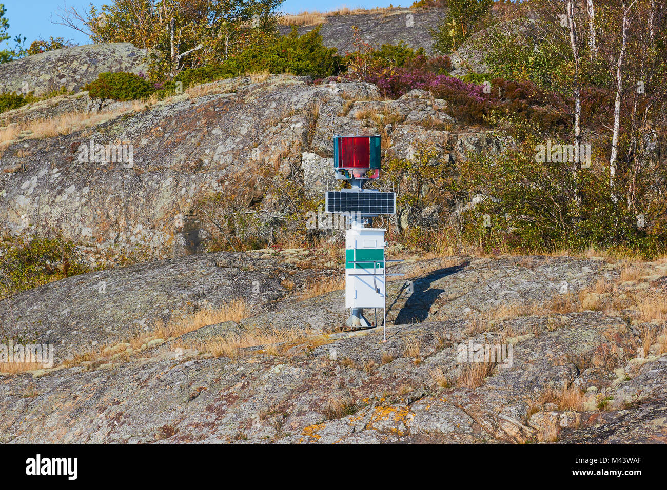 Le matériel de navigation et le panneau solaire sur l'éperon rocheux dans la mer Baltique, l'archipel de Stockholm, Suède, Scandinavie Banque D'Images