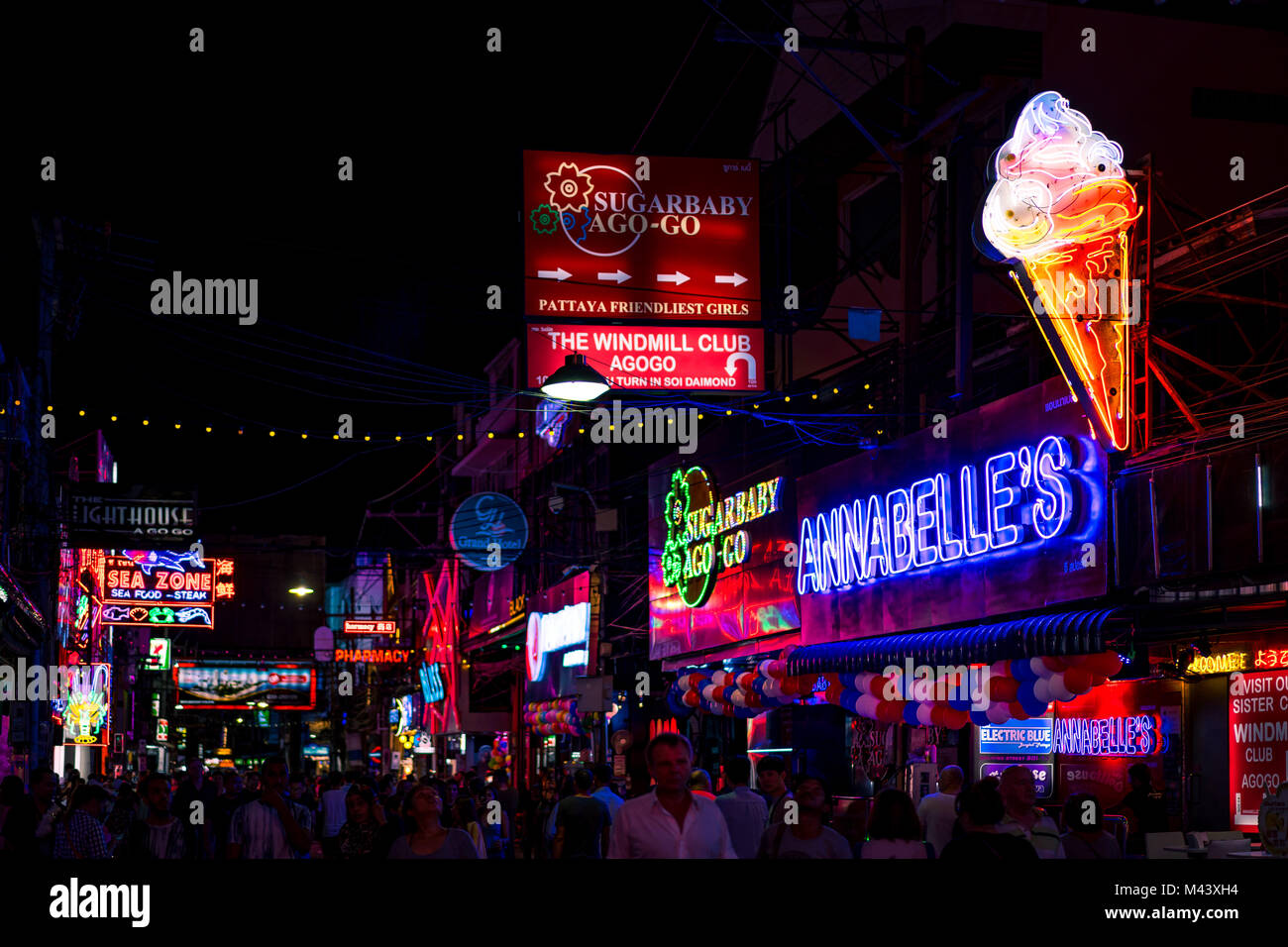 PATTAYA, THAÏLANDE - 2 septembre 2017 : lumière de nuit avec musique divertissements et bar à boissons dans walking street Pattaya le 2 septembre 2017 Patt Banque D'Images