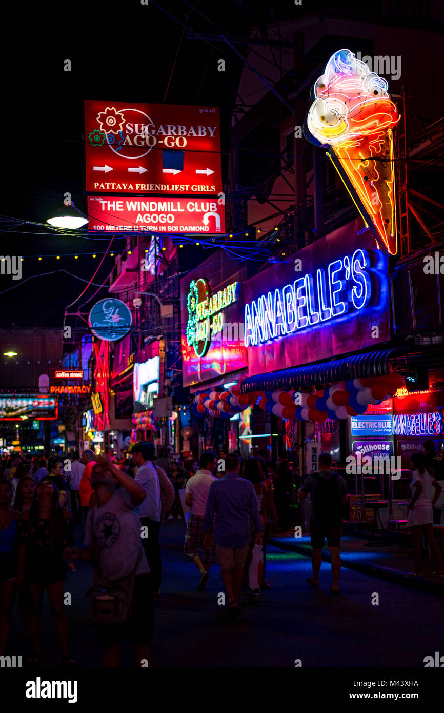 PATTAYA, THAÏLANDE - 2 septembre 2017 : lumière de nuit avec musique divertissements et bar à boissons dans walking street Pattaya le 2 septembre 2017 Patt Banque D'Images