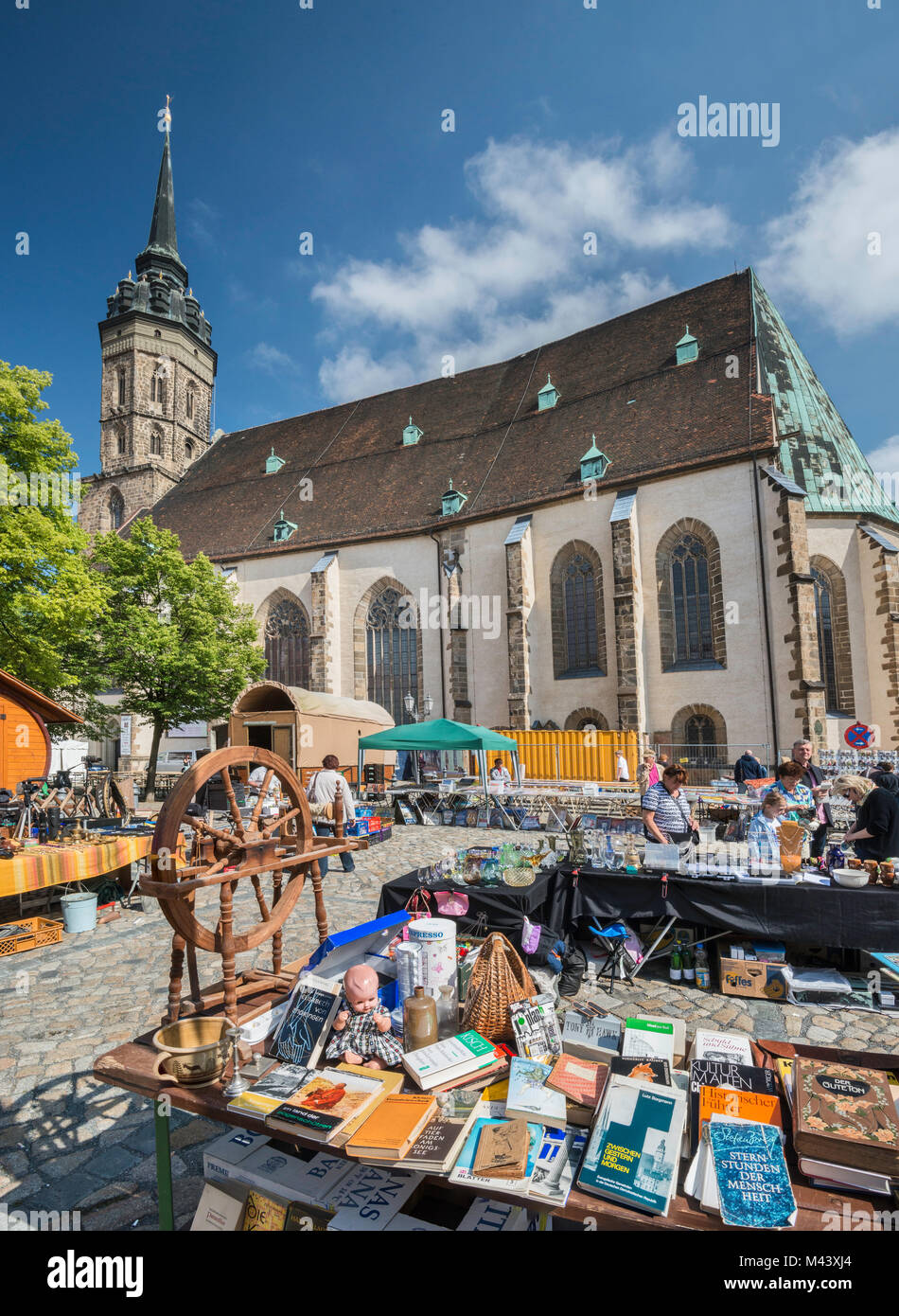 Foire de rue le dimanche, St Petri Dom (Cathédrale St Pierre) à Fleischmarkt (Place du marché de la viande) à Bautzen, Haute Lusace Région de la Saxe, Allemagne Banque D'Images