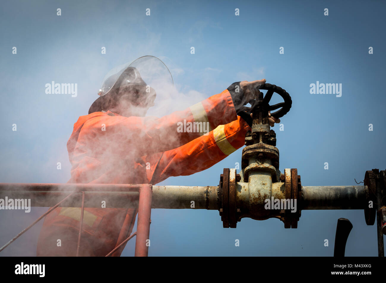 La formation, la pratique de l'équipe Firemans à lutter avec le feu en situation d'urgence. Fighter essayez de fermer la valve à gaz Banque D'Images