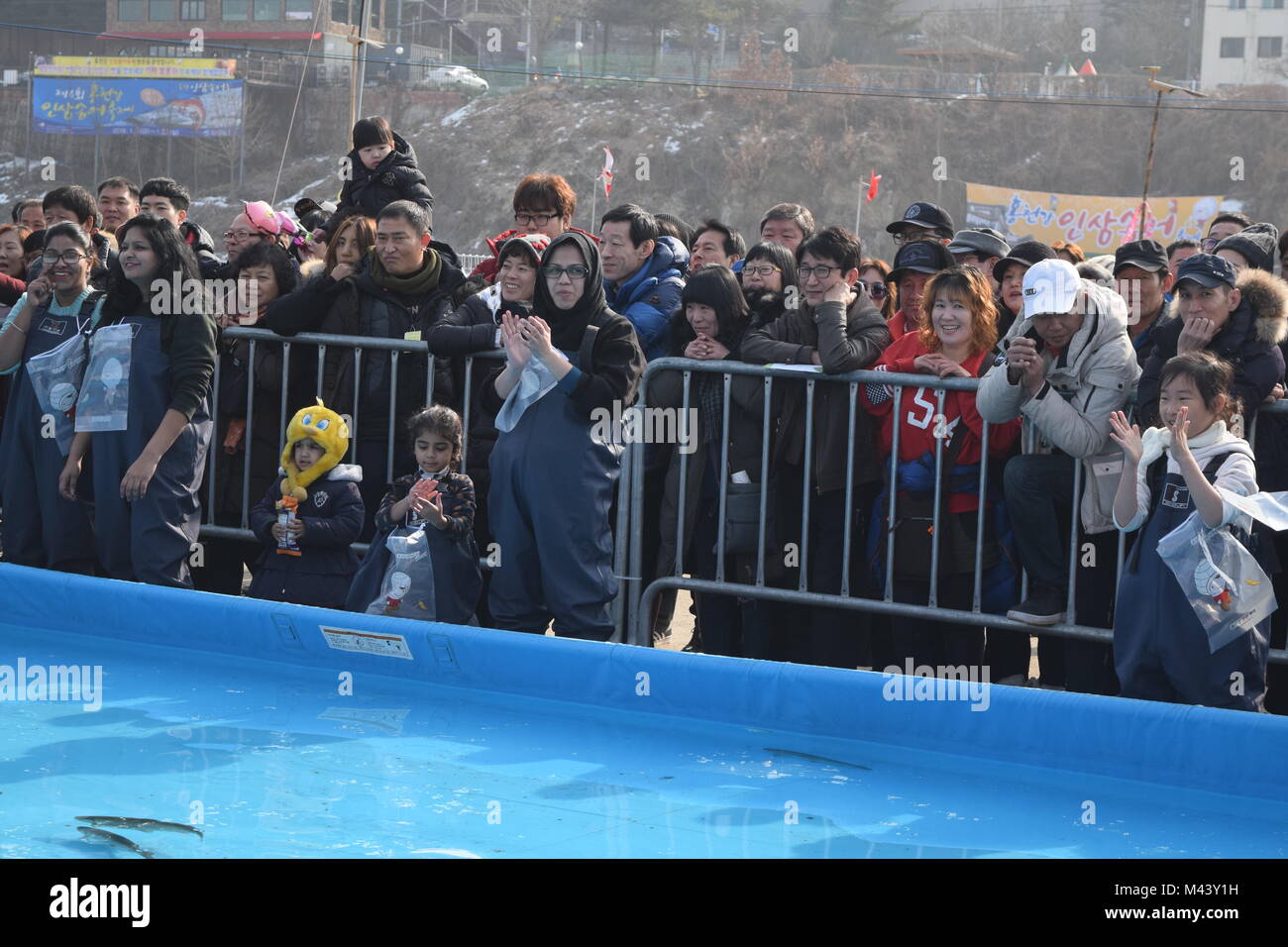 Hwacheon, République de Corée. 22 janvier, 2018. Les participants appréciant le poisson congelé à Hwacheon Sancheoneo Ice Festival River pendant près de Pyeongchang Banque D'Images