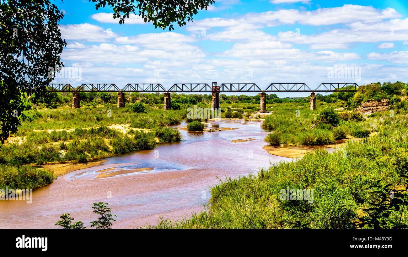 Pont en treillis de fer sur la Rivière Sabie à Skukuza Rest Camp dans le parc national Kruger en Afrique du Sud Banque D'Images