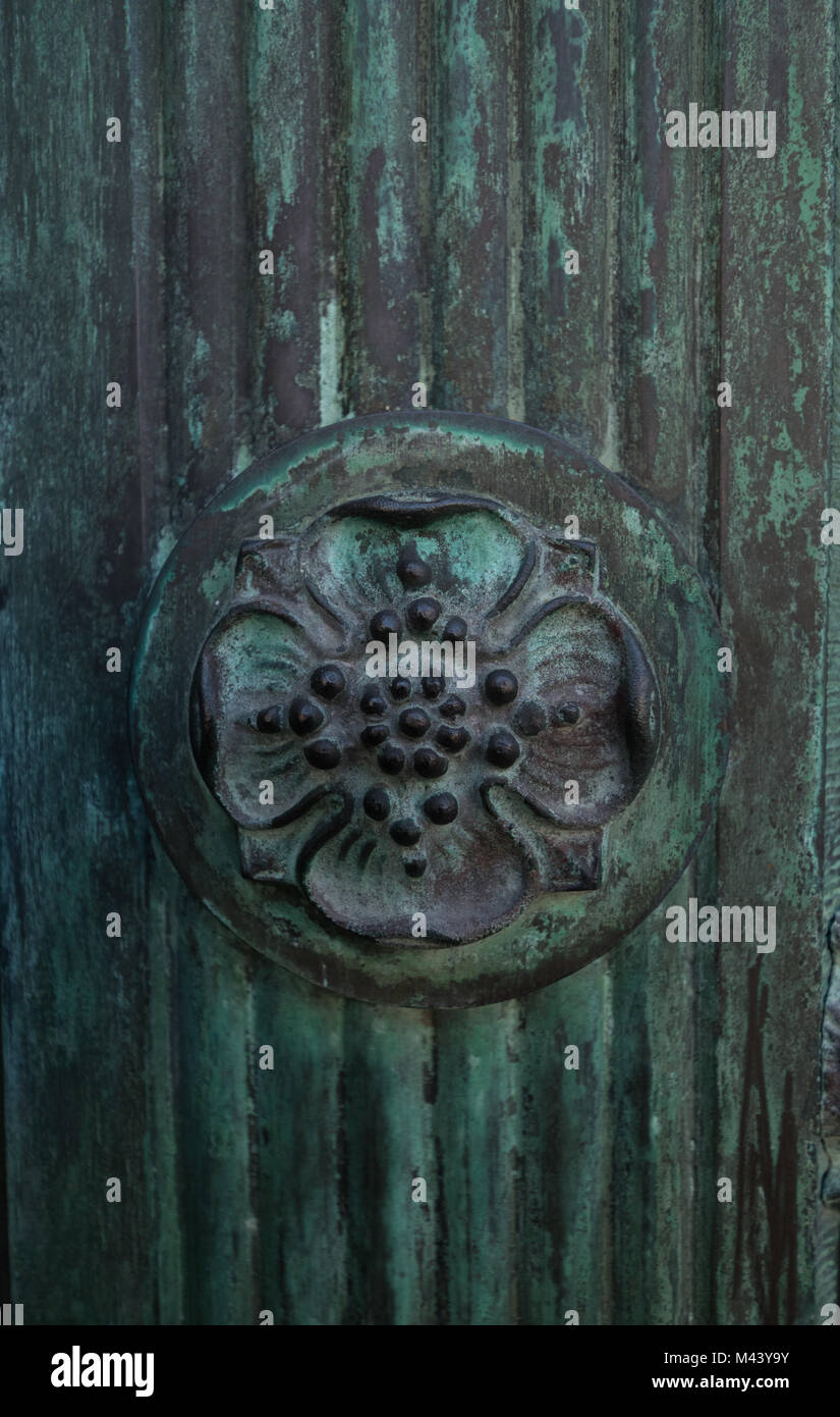 Close up of a floral design en métal oxydé sur une tombe dans le cimetière de Recoleta à Buenos Aires, Argentine. Banque D'Images