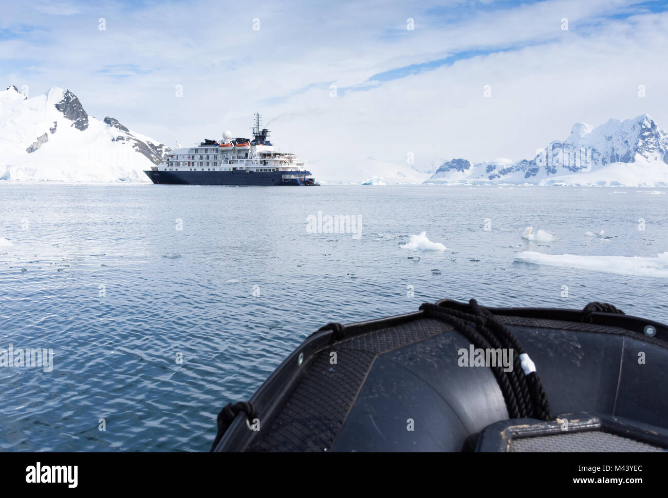Un navire ancré dans l'Antarctique Paradise Bay, photographié d'un Zodiak bateau. La neige a couvert les montagnes entourent la baie et petit iceberg sont vus dans le Banque D'Images