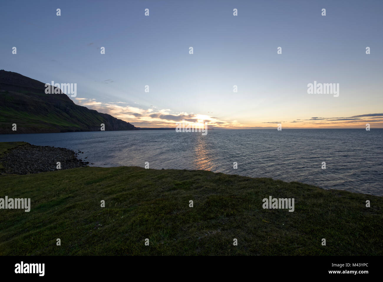 Unbewohnte isländische Drangey ist eine Insel, die in der Mitte des Fjordes gelegen Skagafjörður. Banque D'Images