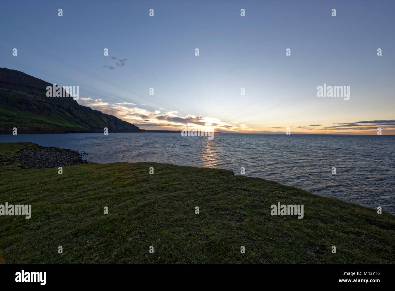 Unbewohnte isländische Drangey ist eine Insel, die in der Mitte des Fjordes gelegen Skagafjörður. Banque D'Images