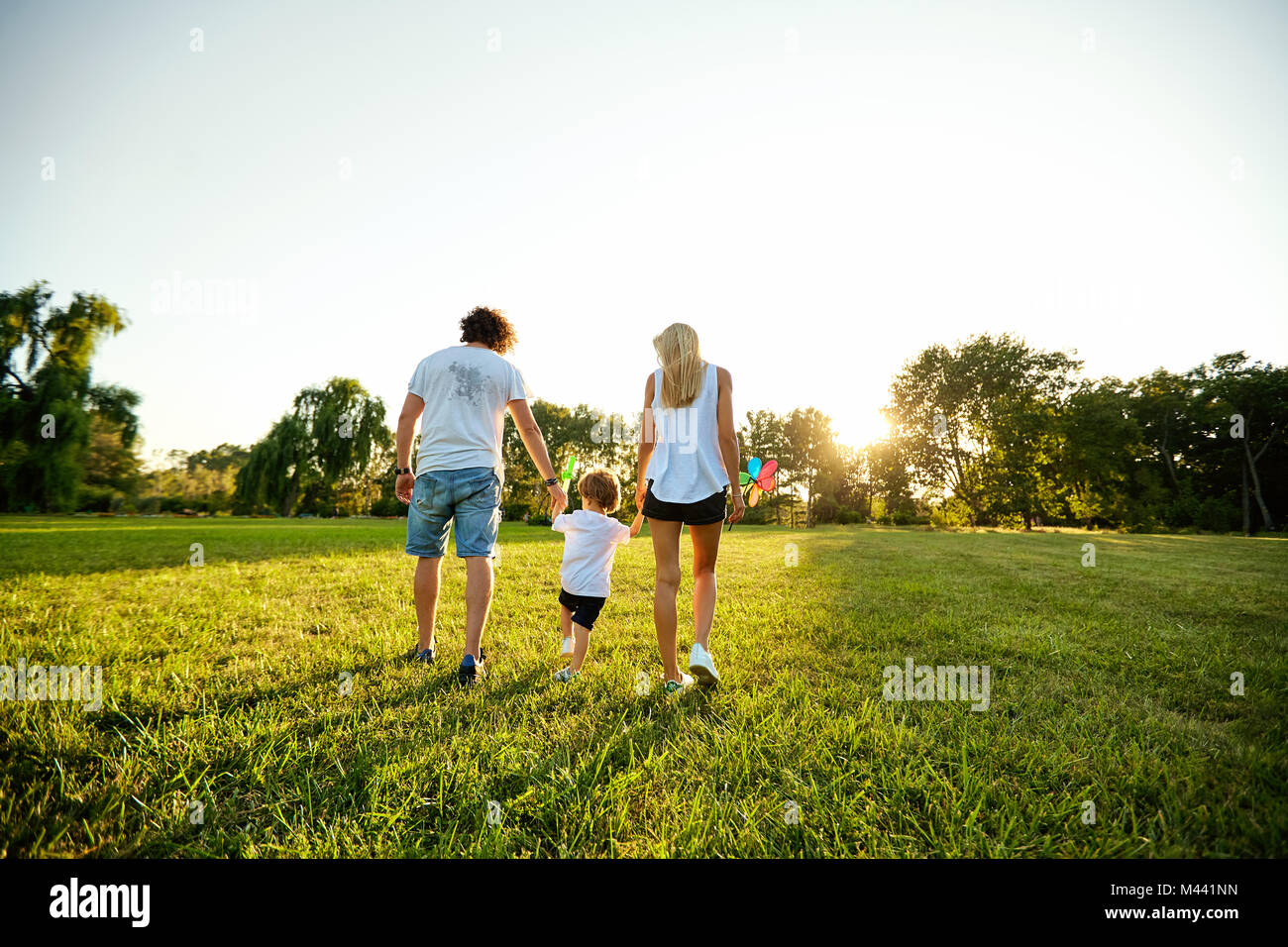 Famille heureuse de jouer dans le parc. Banque D'Images