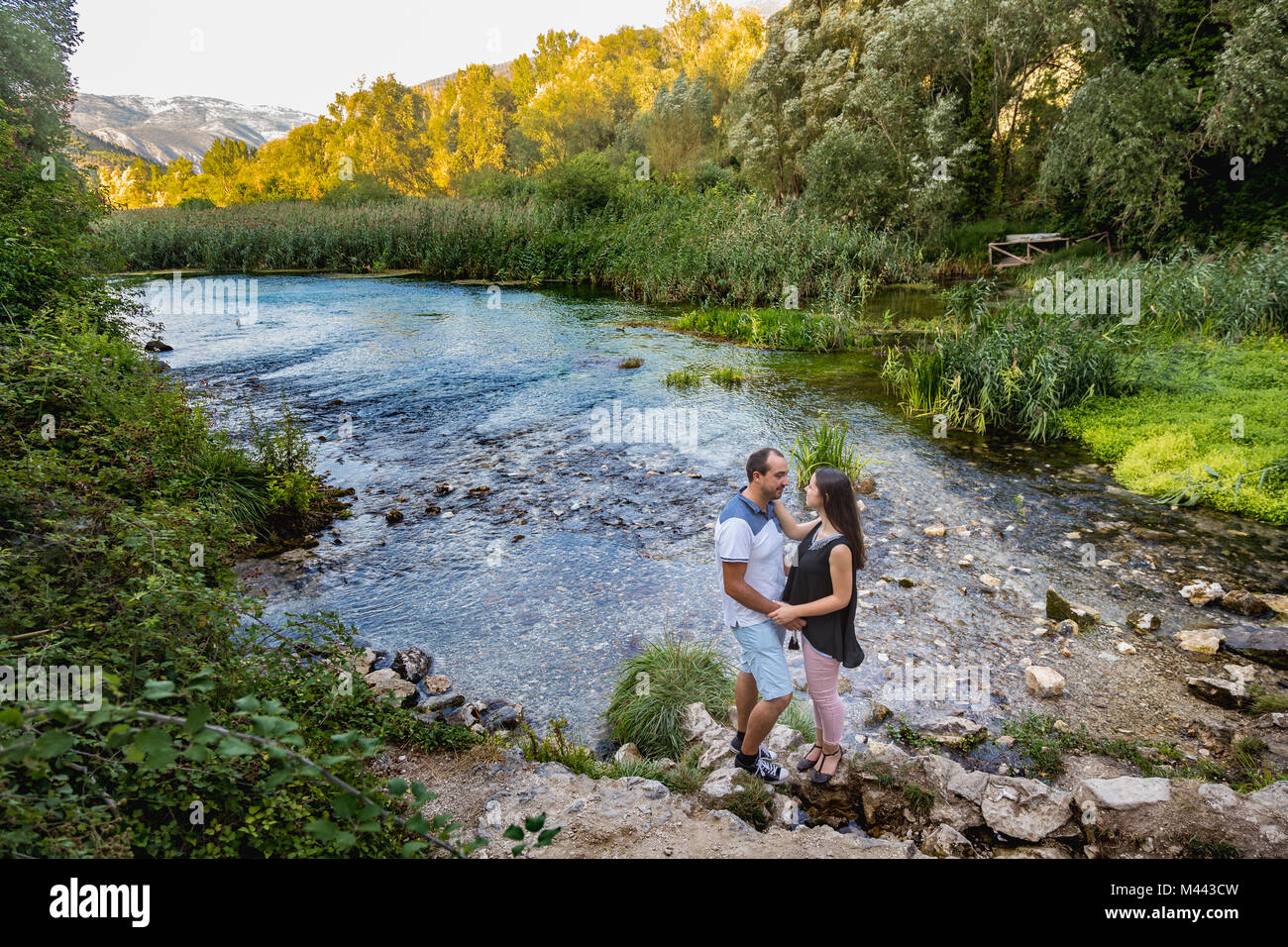 un couple solitaire et jeune amoureux lors d'un voyage dans une réserve naturelle. Abruzzes, Italie Banque D'Images