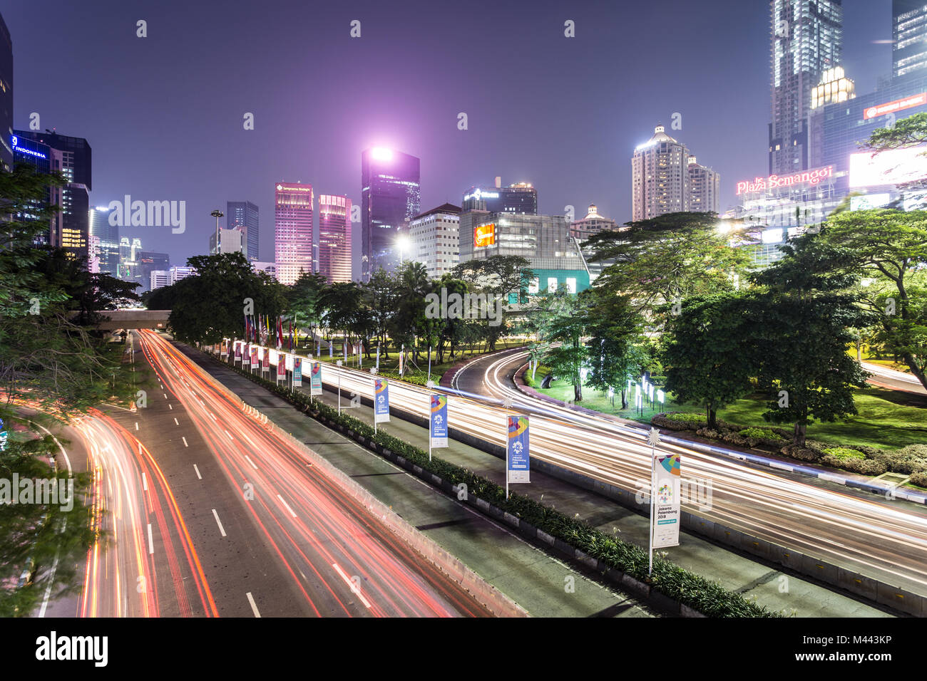 Jakarta, Indonésie - 27 octobre 2017 : trafic, capturé avec blurred motion comme la lumière des sentiers, le long de la rue Rush Sudirman Jakarta dans un quartier des affaires Banque D'Images