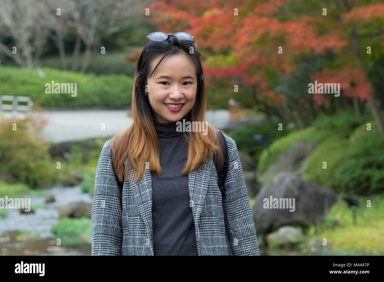 Belle femme posant dans un jardin japonais Banque D'Images