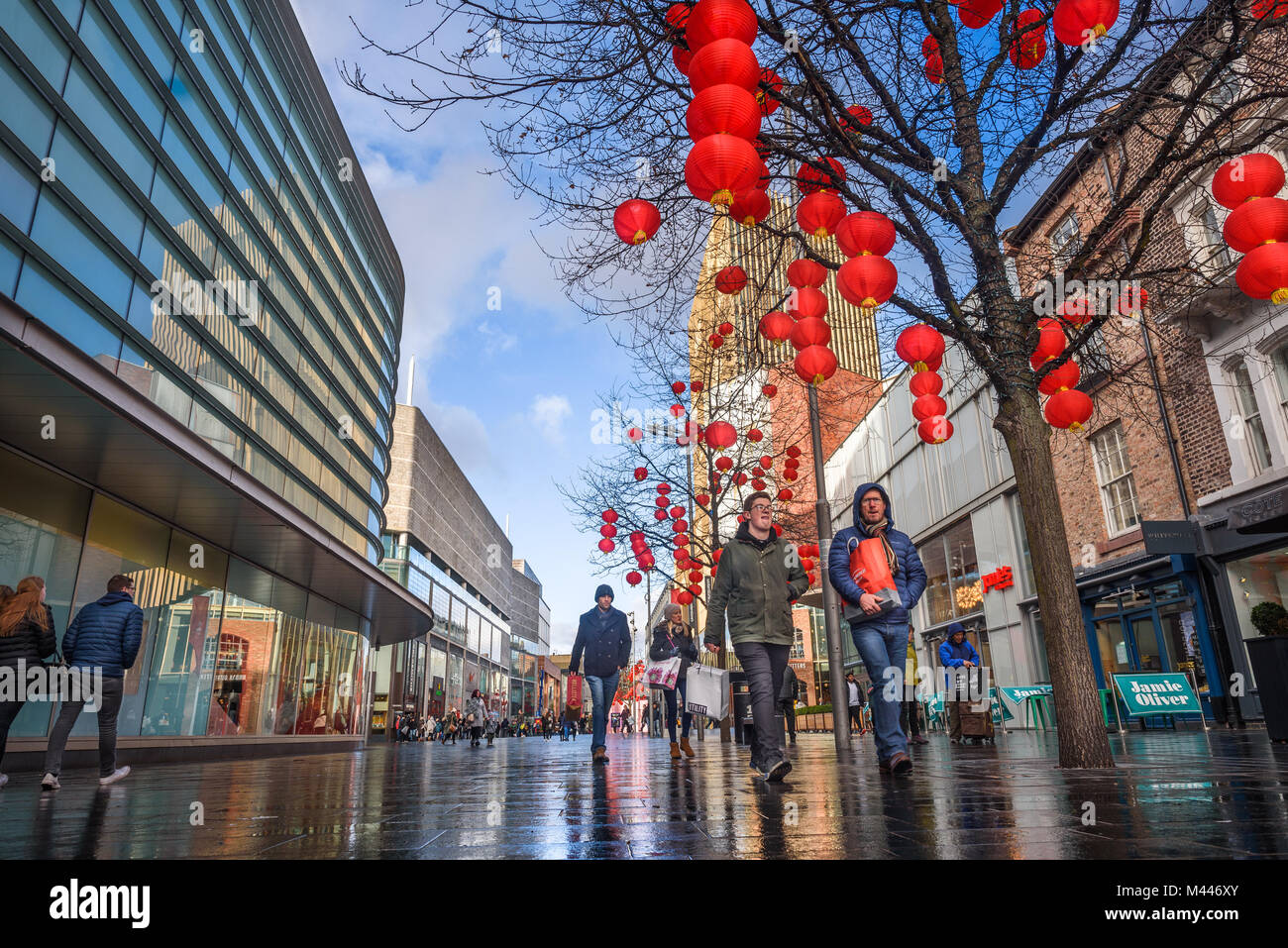 LIVERPOOL, Royaume-Uni - 11 février 2018 : lanternes suspendues à des arbres dans la cité commercial Liverpool One pour célébrer le nouvel an chinois. Liverpool a e Banque D'Images