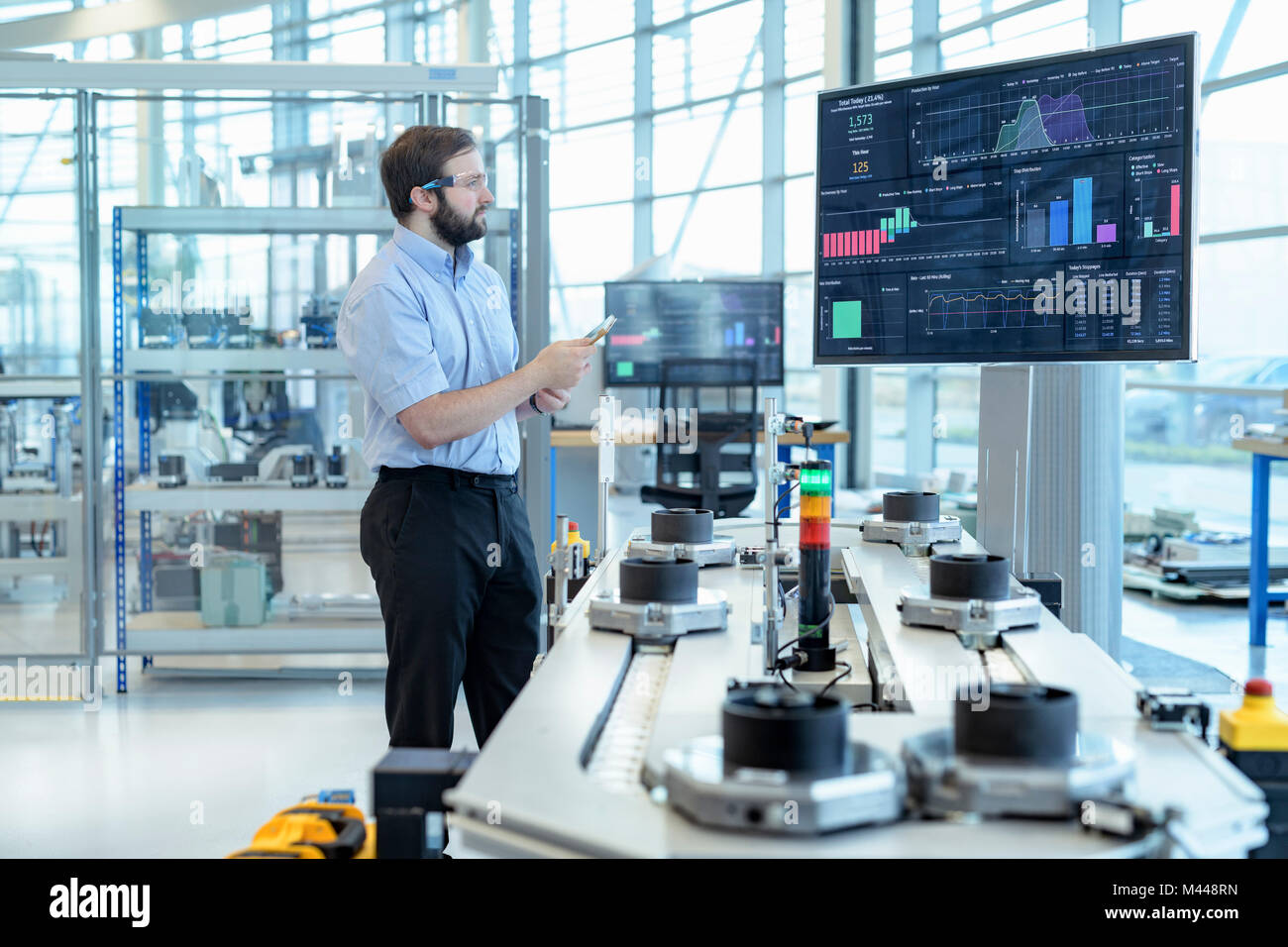 Test D Un Ingenieur De Production Robotique Simulator Dans L Installation De Recherche Robotique Photo Stock Alamy Test D Un Ingenieur De Production Robotique Simulator Dans L Installation De Recherche Robotique Photo Stock Alamy