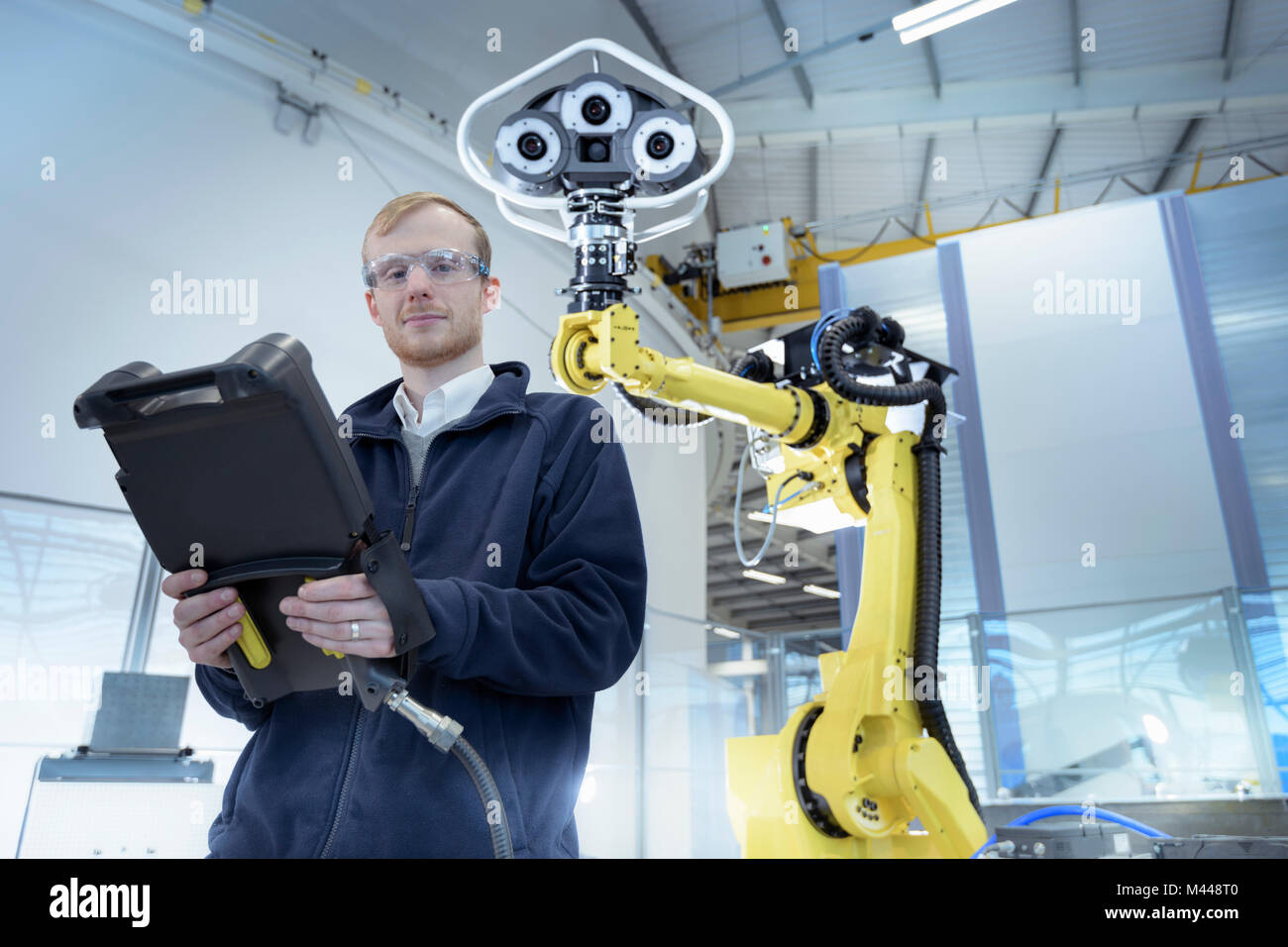 Portrait De L Ingenieur Avec L Installation De Recherche En Robotique Robot Photo Stock Alamy Portrait De L Ingenieur Avec L Installation De Recherche En Robotique Robot Photo Stock Alamy