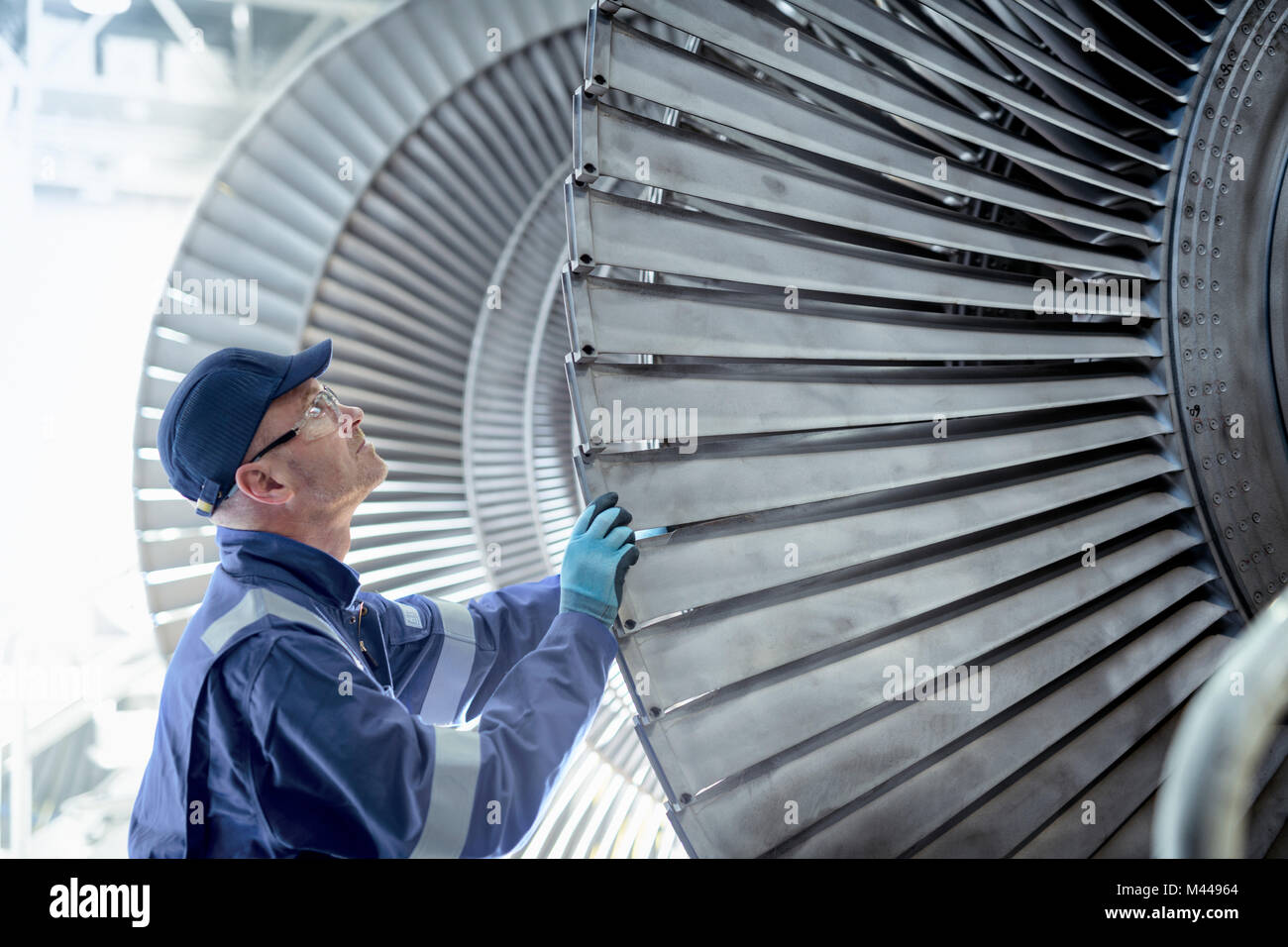 L'inspection de la turbine basse pression pendant l'inspection en usine de maintenance de l'éolienne Banque D'Images