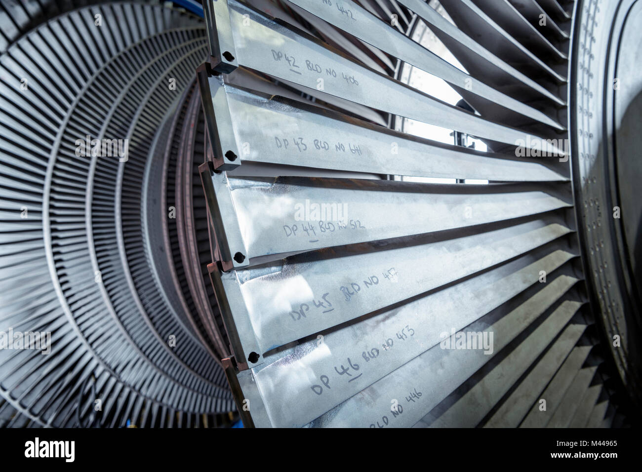 Détail de turbine à basse pression dans l'usine de maintenance de l'éolienne Banque D'Images