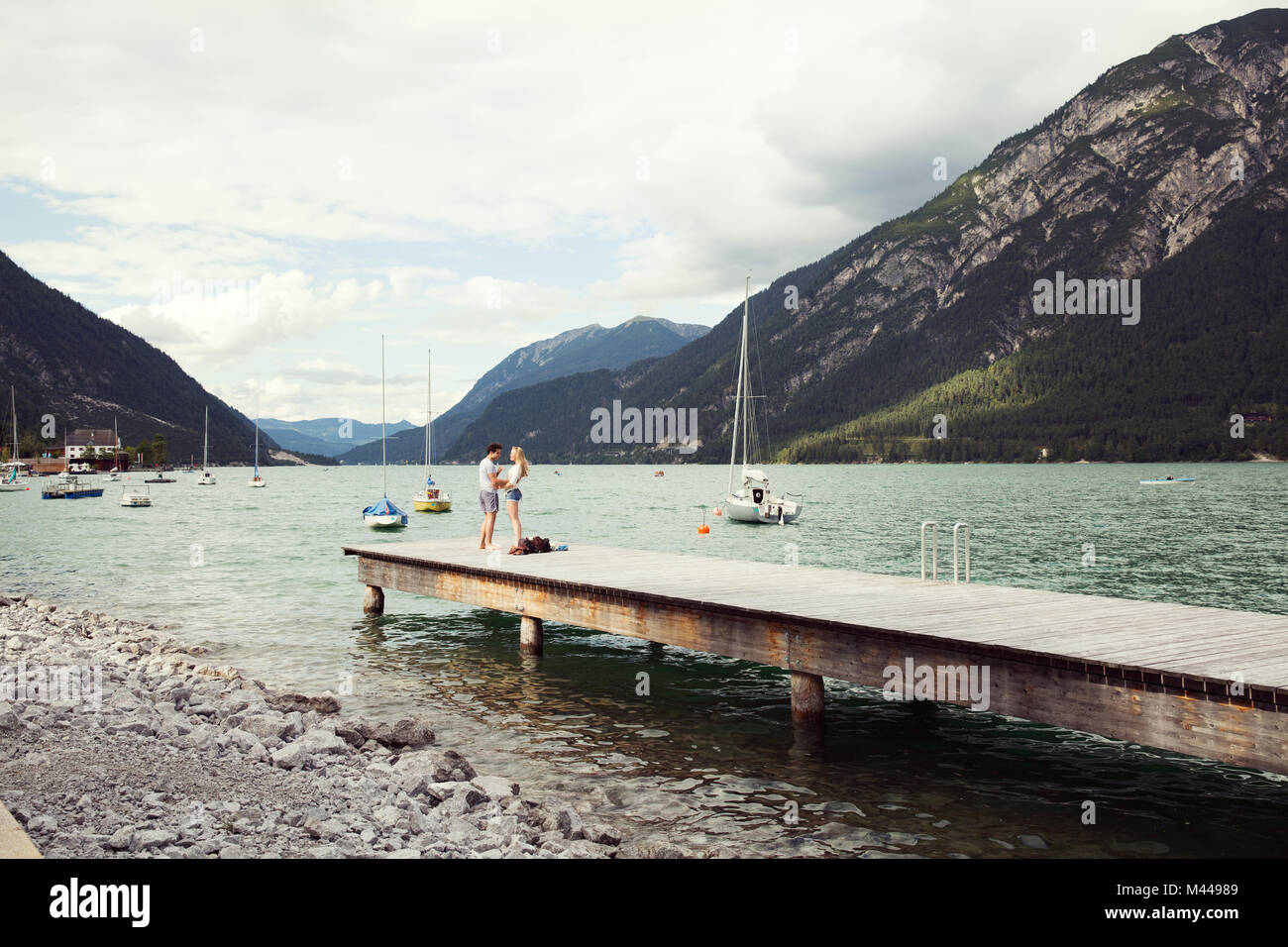 Couple on pier, Achensee, Innsbruck, Tyrol, Autriche, Europe Banque D'Images