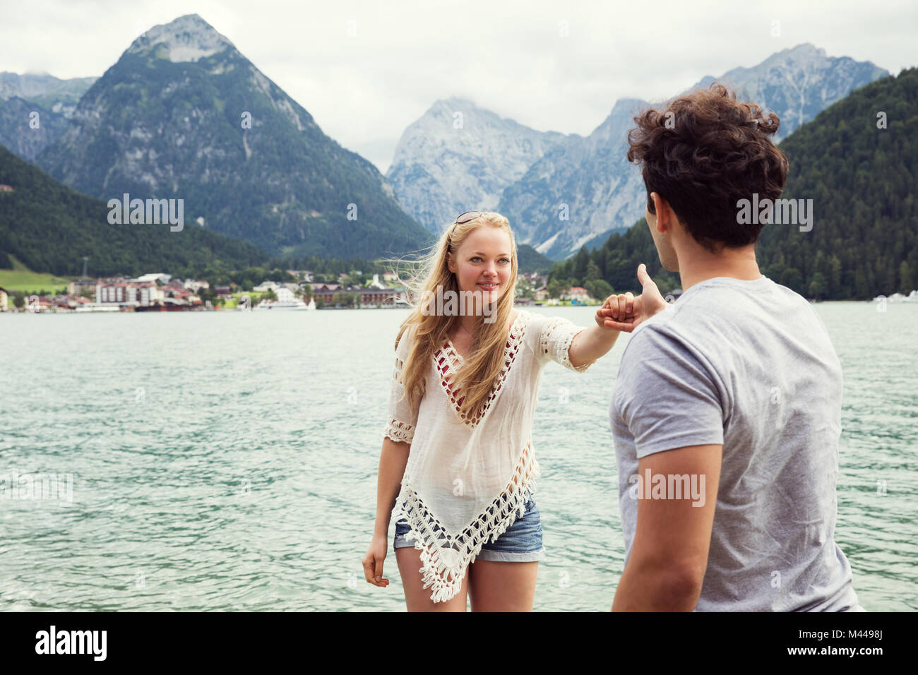 Par couple holding hands Achensee, Innsbruck, Tyrol, Autriche, Europe Banque D'Images