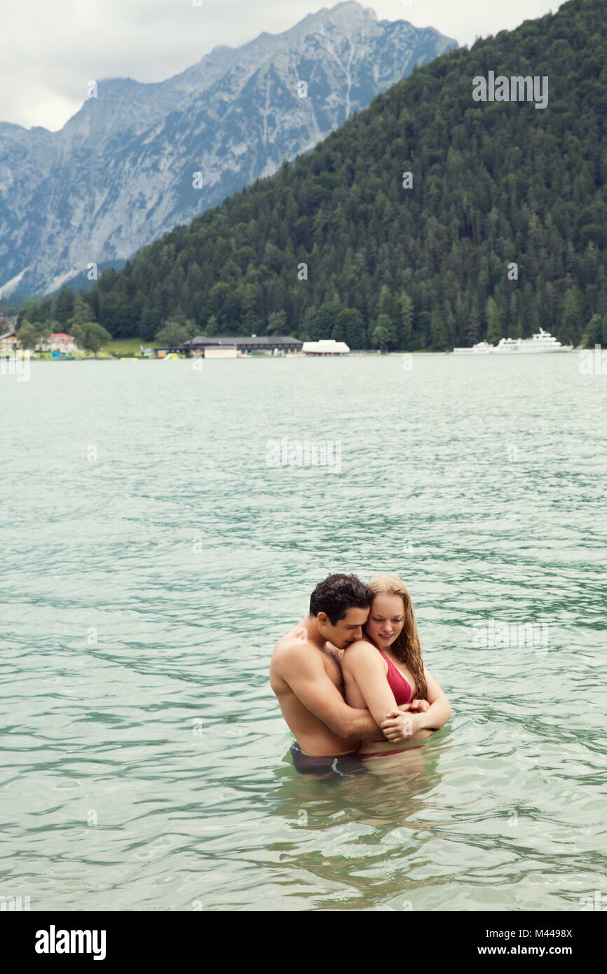 Couple jusqu'à la dans l'eau en l'embrassant, Achensee, Innsbruck, Tyrol, Autriche, Europe Banque D'Images