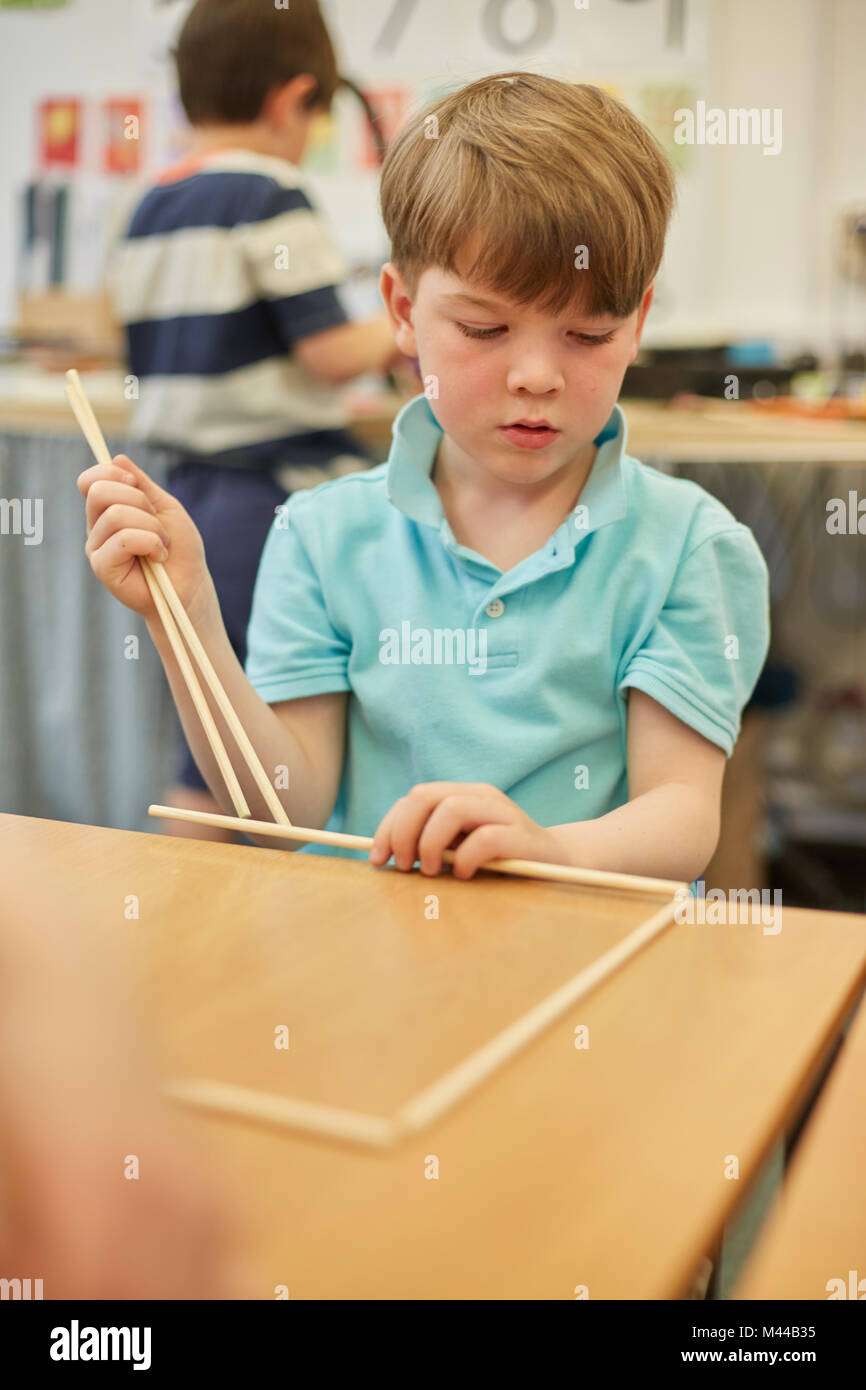 Décisions d'écolier modèle ball and stick en classe à l'école primaire Banque D'Images