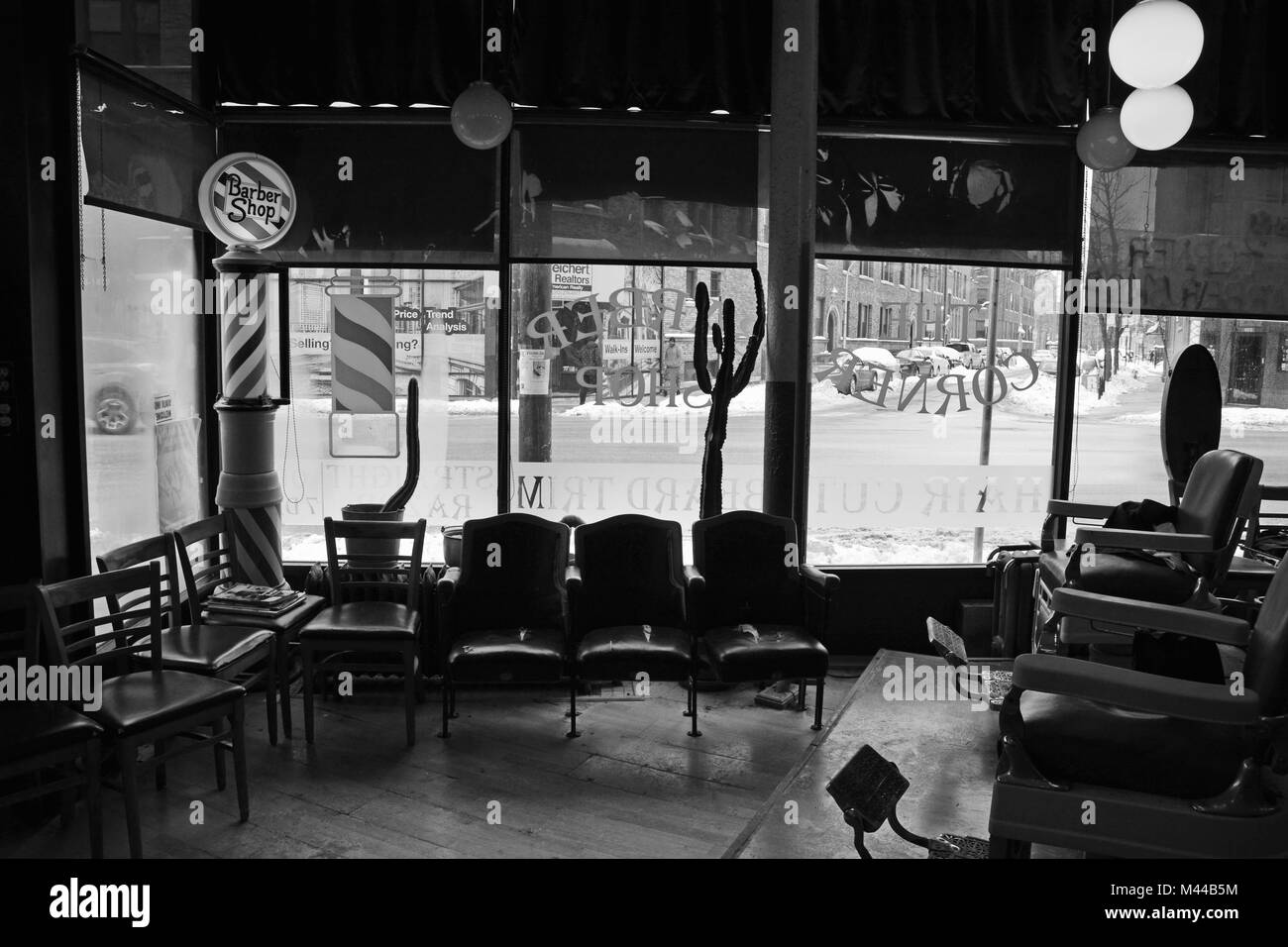 Un matin calme à l'intérieur d'un salon de coiffure de quartier sur le côté nord de Chicago. Banque D'Images