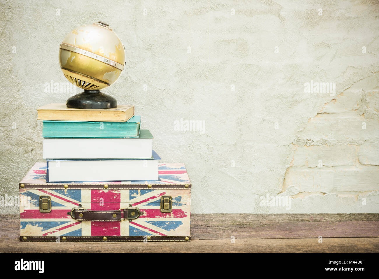 Valises et ancienne Vintage Books et globe. Assurance voyage Concept meilleur arrière-plan. Vintage filtré. Banque D'Images