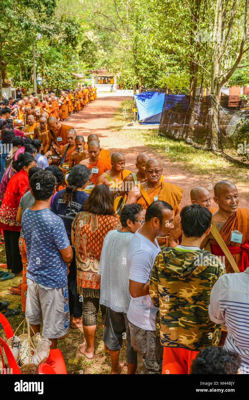 Krabi, Thaïlande - Mai 3, 2015 : les bouddhistes thaïlandais offrant de la nourriture à l'aumône des moines-bowl dans l'île de Lanta, Krabi, Thaïlande Banque D'Images