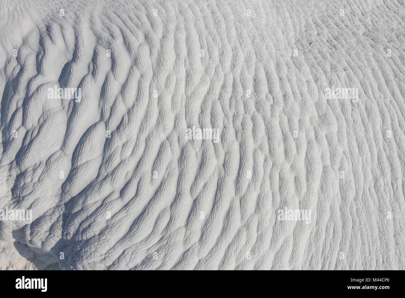 Pumukkale détail, le cadre enchanteur de piscines Pamukkale en Turquie. Les sources chaudes de Pamukkale contient des terrasses Travertins, et de minéraux carbonatés laissées par l'écoulement de l'eau. Banque D'Images