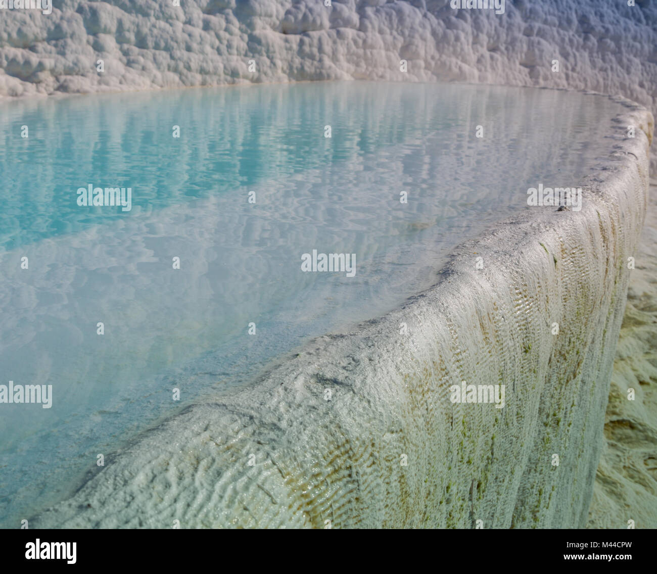 Le cadre enchanteur de piscines Pamukkale en Turquie. Les sources chaudes de Pamukkale contient des terrasses Travertins, et de minéraux carbonatés laissées par l'écoulement de l'eau. Le site est un site du patrimoine mondial de l'UNESCO. Banque D'Images