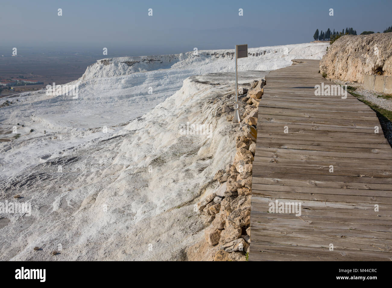 Le cadre enchanteur de piscines Pamukkale en Turquie. Les sources chaudes de Pamukkale contient des terrasses Travertins, et de minéraux carbonatés laissées par l'écoulement de l'eau. Le site est un site du patrimoine mondial de l'UNESCO. Banque D'Images