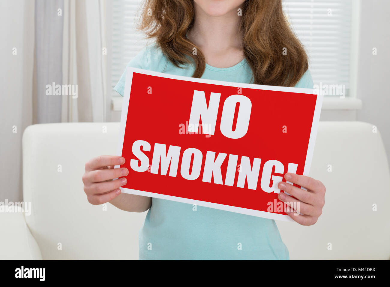 Close-up of a Girl Holding Banner montrant aucun texte de fumer Banque D'Images