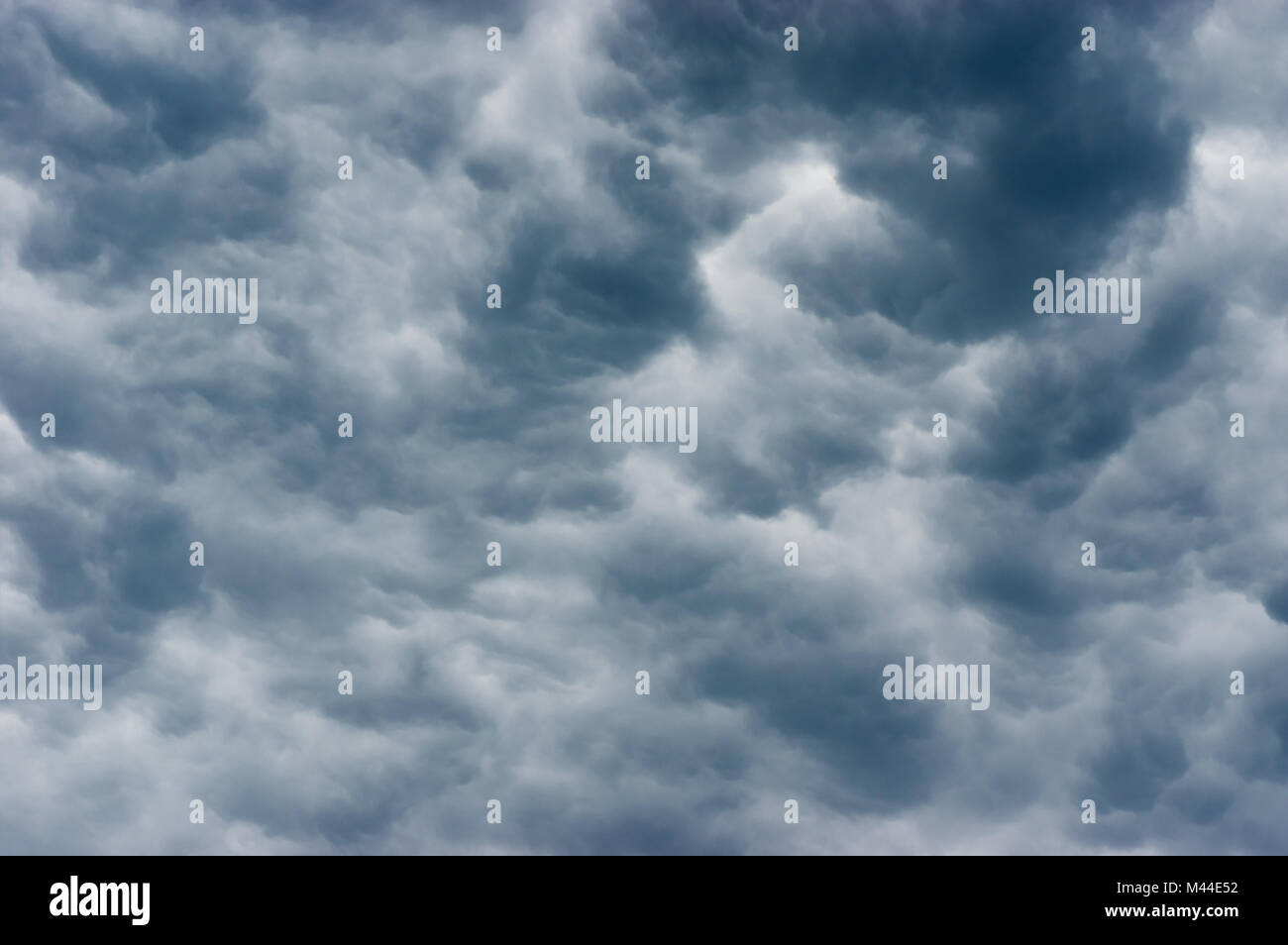 Prestorm sombres nuages dans le ciel d'été Banque D'Images