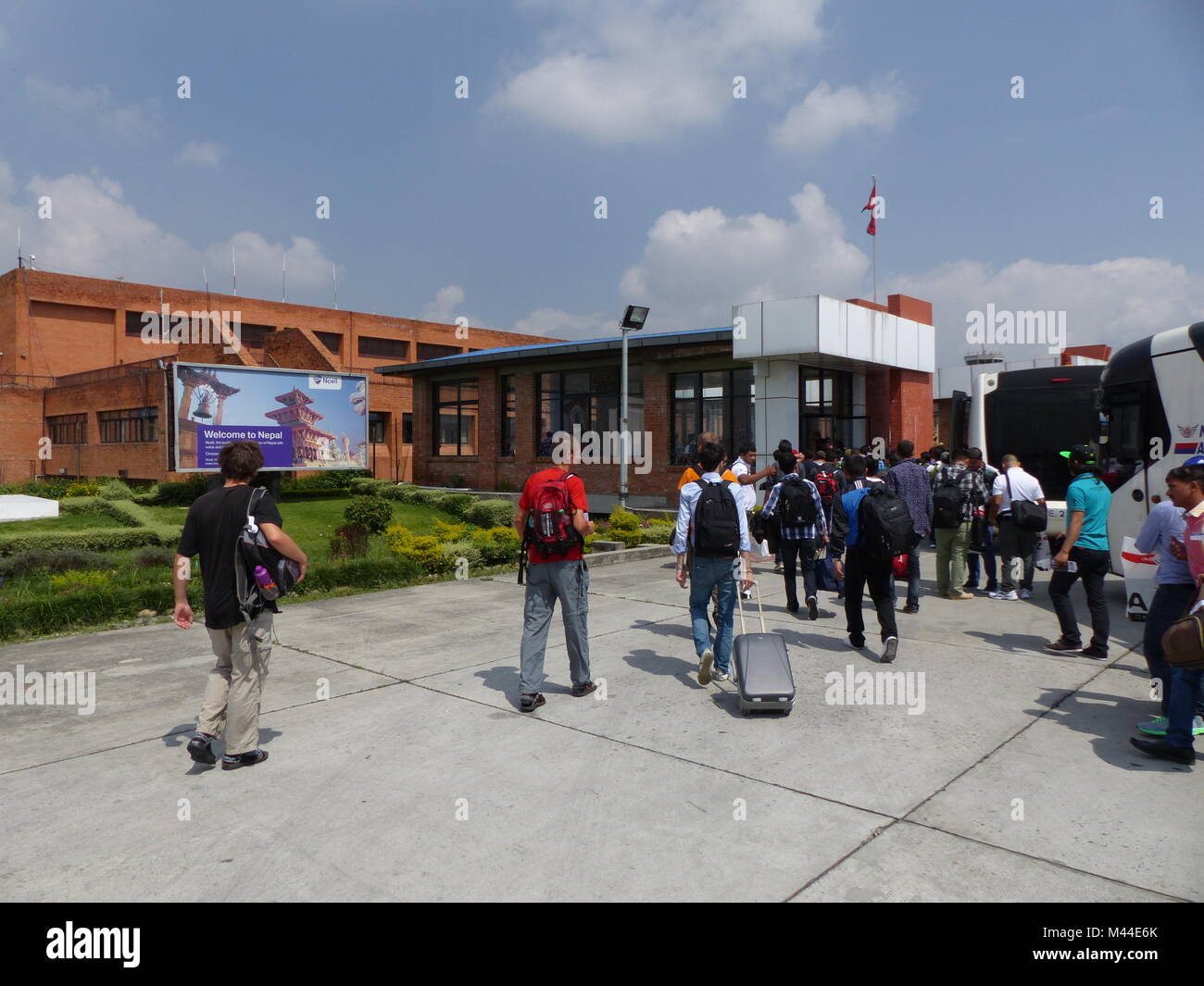 Les touristes viennent d'arriver à l'aéroport international de Tribhuvan à Katmandou, Népal Banque D'Images